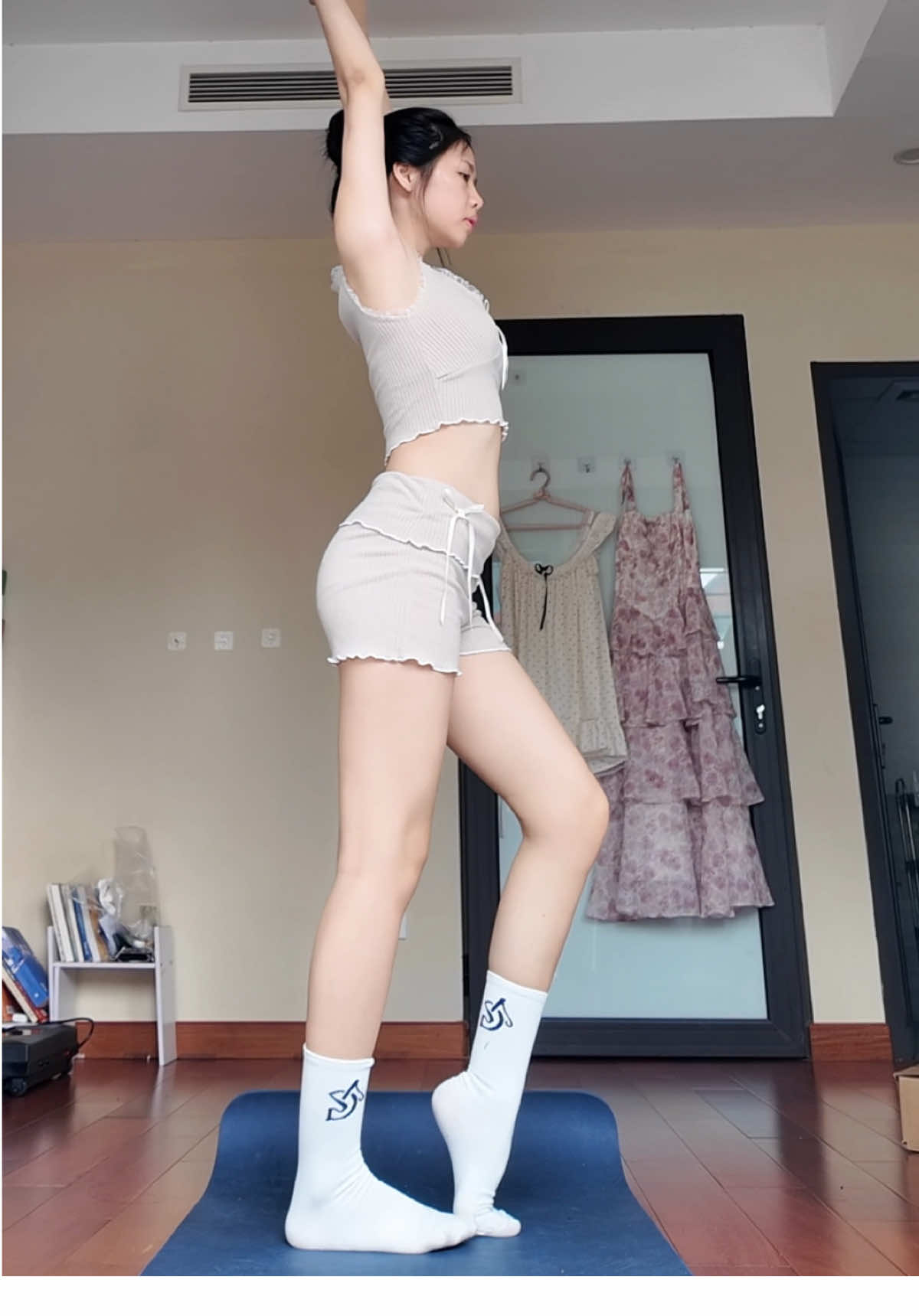 🎀: If you don't have much time, just spend 3 minutes in the morning doing this stretch to improve your posture, relax your muscles, and even boost your height. 🦥   • (Nếu bạn không có nhiều thời gian thì hãy dành ra 3 phút buổi sáng tập động tác này để tăng chiều cao, cải thiện dáng đi, giãn cơ thư giãn) #viral 