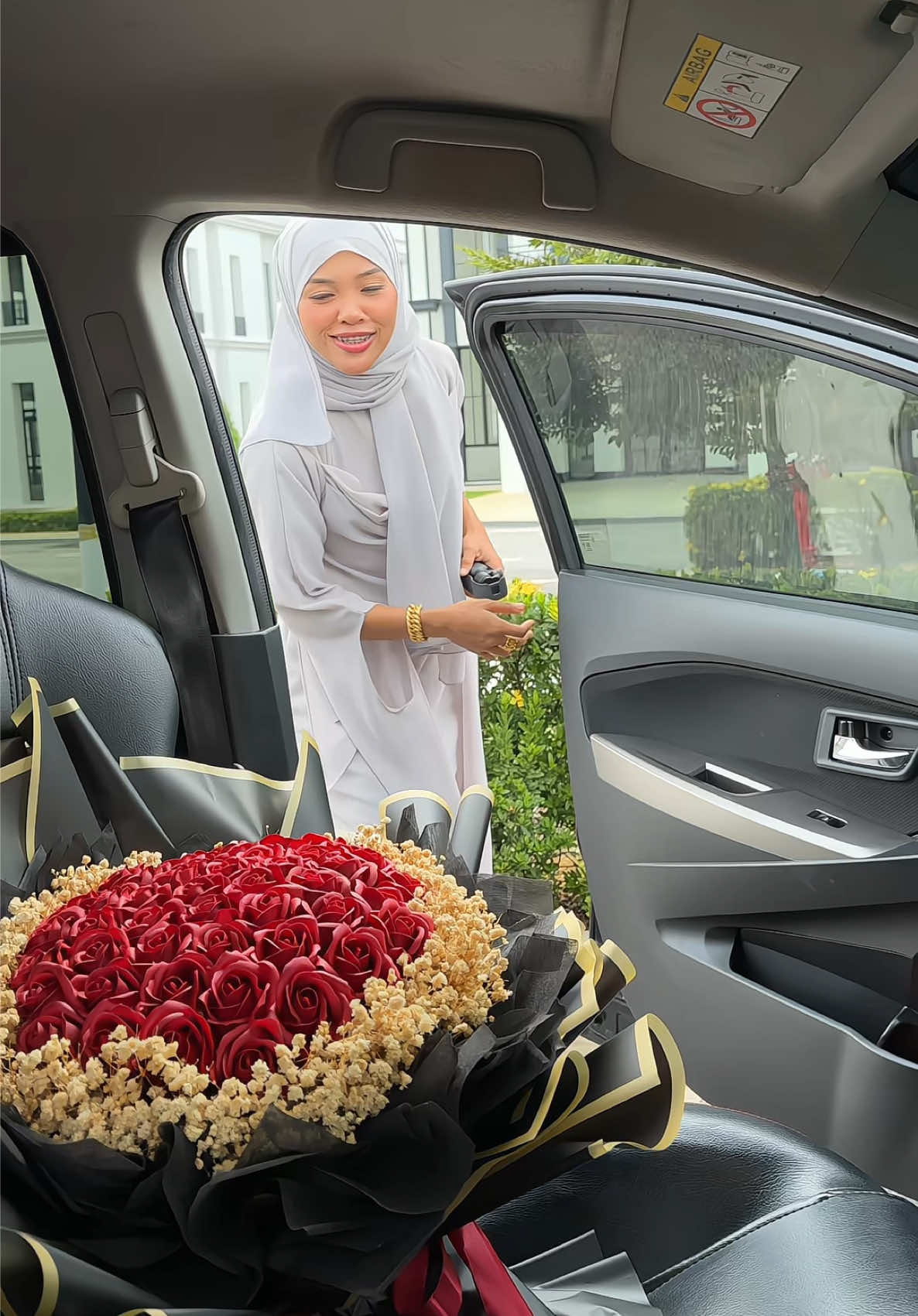 Unexpected birthday present from my husband !! 🥹❤️ kita memang plan nak beli tapi settle kan hall penting dulu . Tahu2 dapat hadiah birthday 😭✨ #surprise #birthday #canonr50 #eosr50 