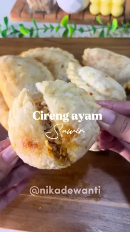 Pakai air mendidih agar adonan cireng berhasil & anti alot…‼️ Bahan isian : - 1 kg ayam dada fillet  Bumbu halus : - 15 bawang merah - 8 bawang putih - 1 cm jahe - 20 cabe rawit setan - 30 cabe merah keriting  - secukupnya air  Aromatik : - sereh - daun salam - daun jeruk Seasoning : - 2 sdt garam  - 3 sdm gula pasir - 1 bungkus penyedap rasa  Bahan cireng : - 500gr tepung tapioka - 2 sdm tepung terigu - 400ml air - 4 bawang putih ulek - 1 1/2 sdt garam - 1 bungkus penyedap rasa #cireng #cirengayam #cirengayamsuwir #syireng 