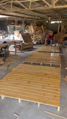 Giường pallet gấp gọn 3 khúc với thiết kế tiện lợi, đa dạng về kích thước. #giuongpallet #giuongngudep #xuhuong #noithatdep #giuonggapgon 