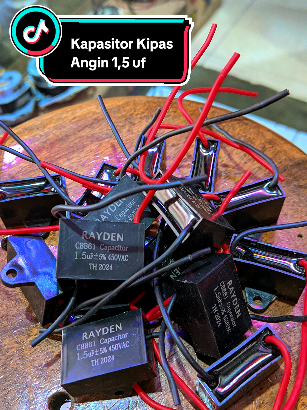 Kapasitor 1,5 mikro farad siap bikin kipas muter lagi seperti baru beli! ✅ Putaran jadi lebih kencang ✅ Cocok buat kipas angin dinding / meja / standing ✅ Ukuran pas dan gampang pasang #kipasangin #kapasitor #kapasitorkipas #elektronik #servis 