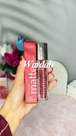 suka bgt sma @Wardah Beauty Official dia itu bener” transferproof, coveragenya ok, dan g bkin bibir crack sma sekaliu 😍 tekturnya lembut bgt pas d aplikasikan, matte nya jg nampol bgt di pakai seharian 🫶🏻 💗 #wardah #wardahlipmatte #wardahglastinglip #fyp 