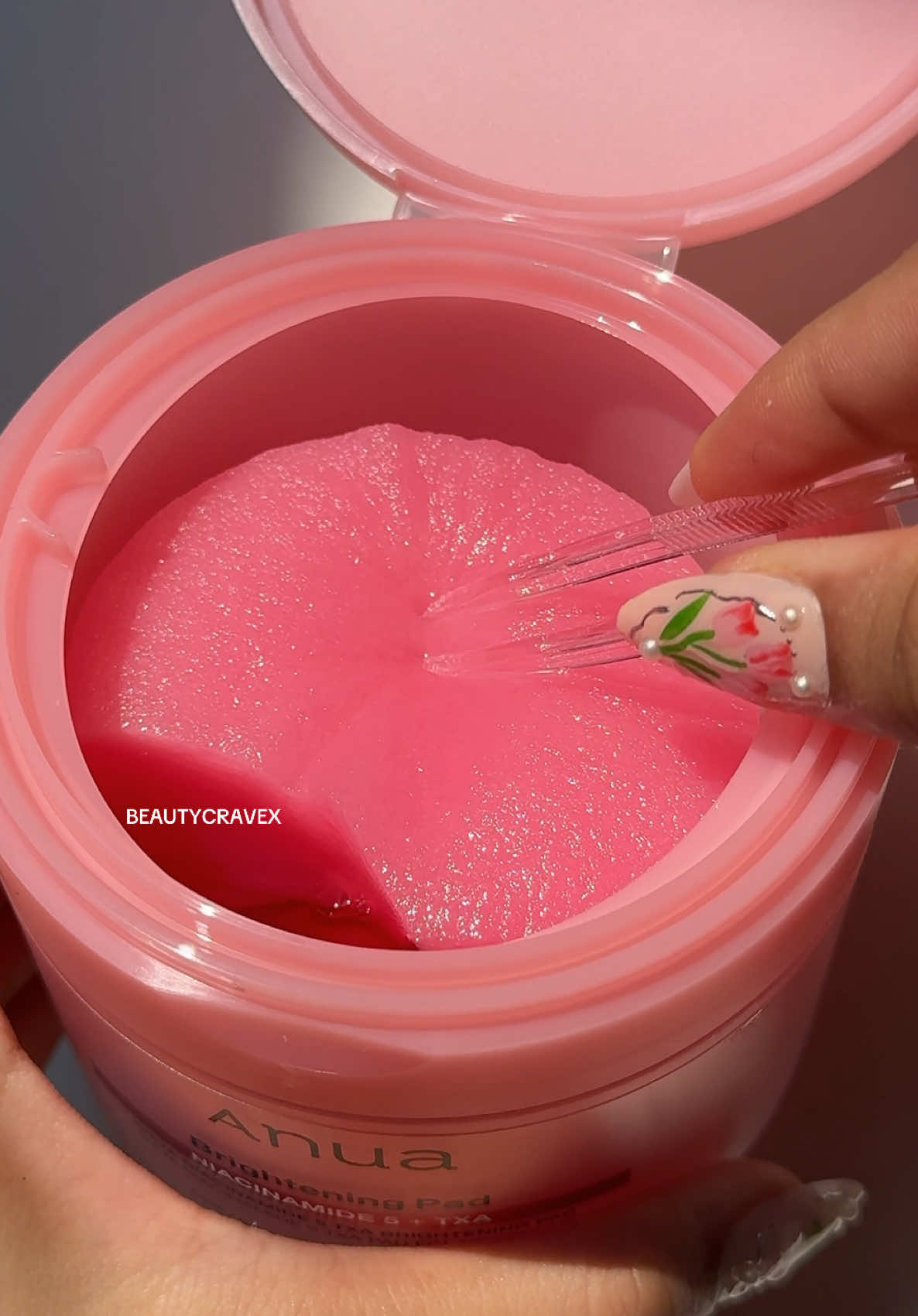 new @anua_global niacinamide toner pads 🎀☺️ packed with niacinamide & traneximide acid these toner pads work fast to correct uneven skin tone and fade blemishes. The toner pads replenish skin’s moisture with seven types of peptides, while PHA and Vitamin B12 gently exfoliate skin and improve skin texture ✨  #anua #ulta #kbeauty #koreanskincare #skincareproducts 