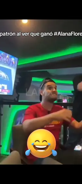 el patrón @Adrián Marcelo_Official al ver que ganó @alanafloresf 🖤. ¡lo cumplió!, le reinició el Windows. #boxing #alanafloresf #alana #Gala #adrianmarcelo 