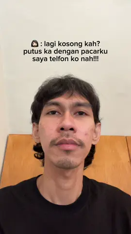 si badut lagi mendengarkan keluh kesah