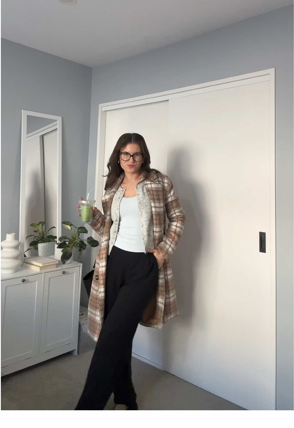 I promise I work better when my outfit looks good 🤍 #fyp #corporatefitcheck #OOTD #trend #outfitinspo 