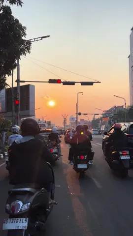 Postingan nya Solo di kala senja; padahal orang nya di rumah aja. 😂 #solo #solo24jam🌻 #solobelumtidur #surakarta #f  