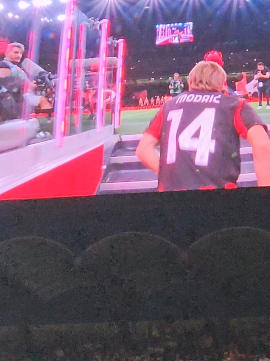 presentazione Luka Modric ❤️ 🖤 #lukamodric #modric #sansiro #milano #acmilan 