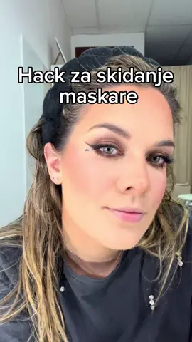 Mislim da mi se nikad nije desilo da mi je ovoliko maskare slucajno otislo na kozu, malo sam se i uspanicila, ali resilo se 😅 #viral #fyp #mascarahacks 