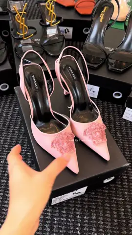 Bản đá màu hồng xinh iu #HaMydayyy👠 #tiemgiayflop😎 #heels #PNHofficialQC #versace #fullbox #giàycaogot #giày_nữ #outfit #trending #girl #giayxinh #caogotdep #giaycaogot #videoviralitiktok 