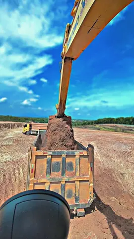 Tangan loading, pikiran entah kemana🤷😇#kuliboy🤙😜🚀 #storyexcavator #operatorloading #dumper #fypシ 