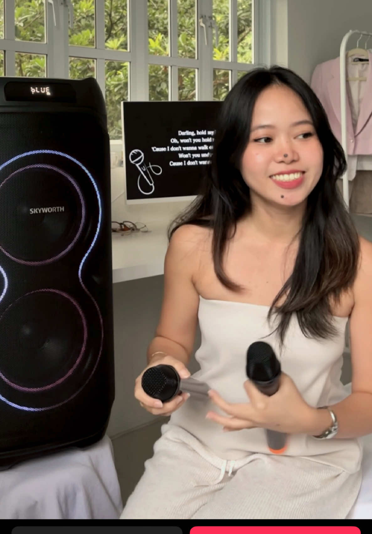 Sino nga ba sya eh nasa akin na ang latest party speaker ng skyworth. Ang sarap nito kantahan!!#SkyworthSound3Beats #SkyworthPartySpeaker #skyworth 