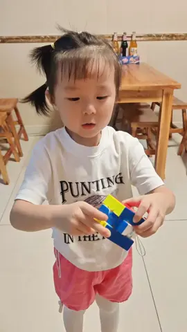 小时候觉得自己还原一面就很牛逼了🤣🤣🤣#萌娃#可爱#魔方日常#天赋潜能#记录日常瞬间 