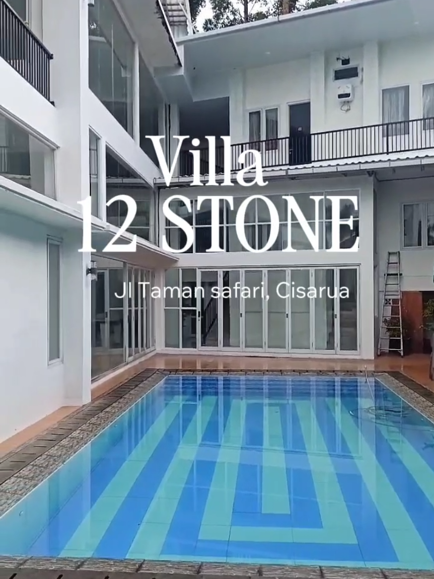 Rekomendasi villa modern dengan kapasitas besar di puncak, Cisarua. Villa 12 Stone bisa menampung 50-70 org dengan asumsi extrabed. Villa ini cocok untuk acara kantor,family gathering dll,villa ini juga dilengkapi dengan private pool, billiard, tennis meja,ruang tamu yang luas. Akses menuju villa ini juga gampang, berada di Jalan Taman safari, Cisarua. Villa 12 Stone tidak jauh dari pertigaan tugu binatang, Taman safari Indonesia. FASILITAS VILLA 12 STONE CISARUA   16 bedroom Living room Meja Billiard  Tennis meja  Private pool Kitchen Interior modern Water heater  AC 4 kamar utama  Gazebo Free WIFI Smart TV Sound Sistem + Karaoke Kapasitas 50-70 orang dengan asumsi extrabed. Dispenser,air minum 3 galon Jumlah kamar (16 kamar) Weekend 12 JT Weekday 10 JT Untuk reservasi: 0812-1381-8492 Note : DP 50%, pelunasan H-3 Deposit Rp.1.000.000 (dikembalikan setelah check out) #villapuncak #villapuncakmurah #villabogor #villapuncakcisarua #villamewah 
