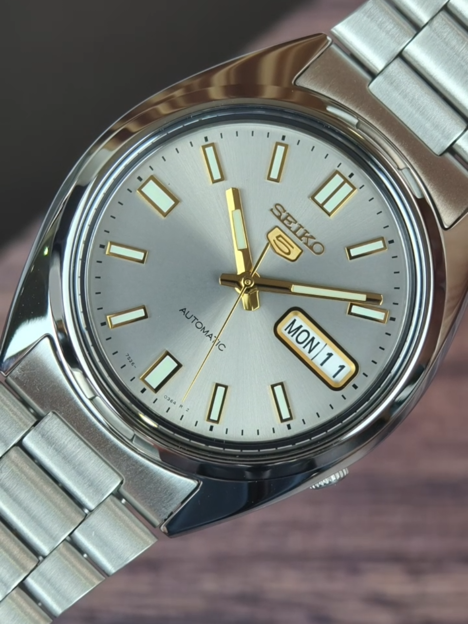 Seiko 5 màu xám khói quá đẹp, sản phẩm tuyệt vời tầm giá bình dân. #seiko5 #seiko5automatic #donghoseiko #donghoseiko5 #donghochinhhang 