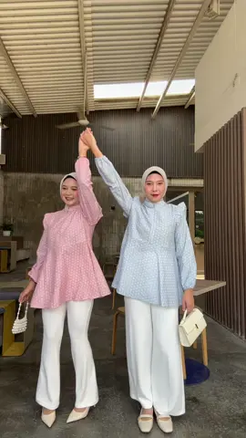 cuanget gak sih bajuk nya🥰 #WIBGajian #gajiansale #merdekasale #belilokal #paydaysale #OOTD #outfitideas #blousepastel #batikmodern #outfitinspo #batikkerja #twiningoutfit #batikravindra 
