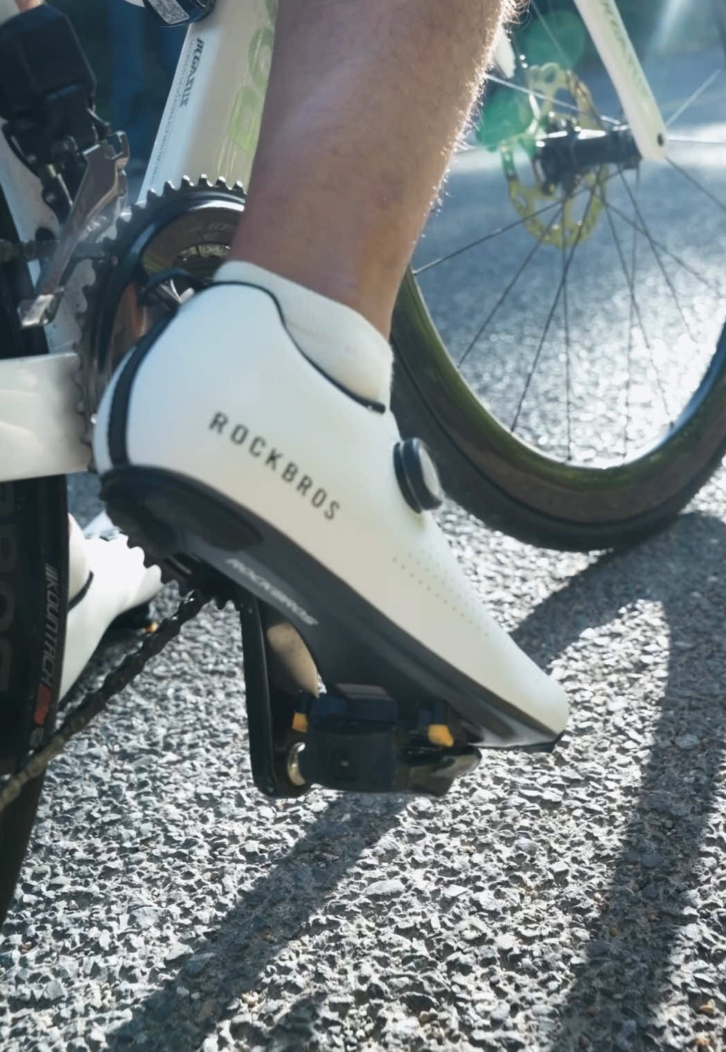 Twist. Click. Ride. 🚴‍♂️ That sound when your shoes lock in- pure freedom. #cyclinglife #cyclingshoes #rockbros 
