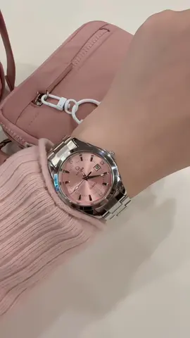 ⌚✨ นาฬิกาข้อมือผู้หญิง LICARR รุ่น 7302 สายสแตนเลส ดีไซน์หรู ดูแพงแบบผู้หญิงมีสไตล์ หน้าปัด 29 มม. คอมพลีทลุคได้ทุกวัน 💖 ✔ เครื่องควอตซ์แม่นยำ ใช้งานง่าย ✔ กระจกมิเนอรัล กันรอยขีดข่วน ✔ ฟังก์ชันแสดงวันที่ครบ ✔ กันน้ำ ล้างมือ โดนฝนได้สบาย ✔ สายสแตนเลสทนทาน ปรับขนาดได้ ใส่ไปทำงาน เที่ยว ออกงาน หรือมอบเป็นของขวัญก็เลอค่า ดูดีมีระดับในราคาเบา ๆ ที่จับต้องได้จริง 👜🎁 📌ราคาอาจปรับเปลี่ยนไป เมื่อโปรโมชั่นสิ้นสุดลง #เอลี่ออยล์รีวิว #ป้ายยาแฟชั่น #นาฬิกาผู้หญิง #นาฬิกาข้อมือผู้หญิง #นาฬิกาLICARR 