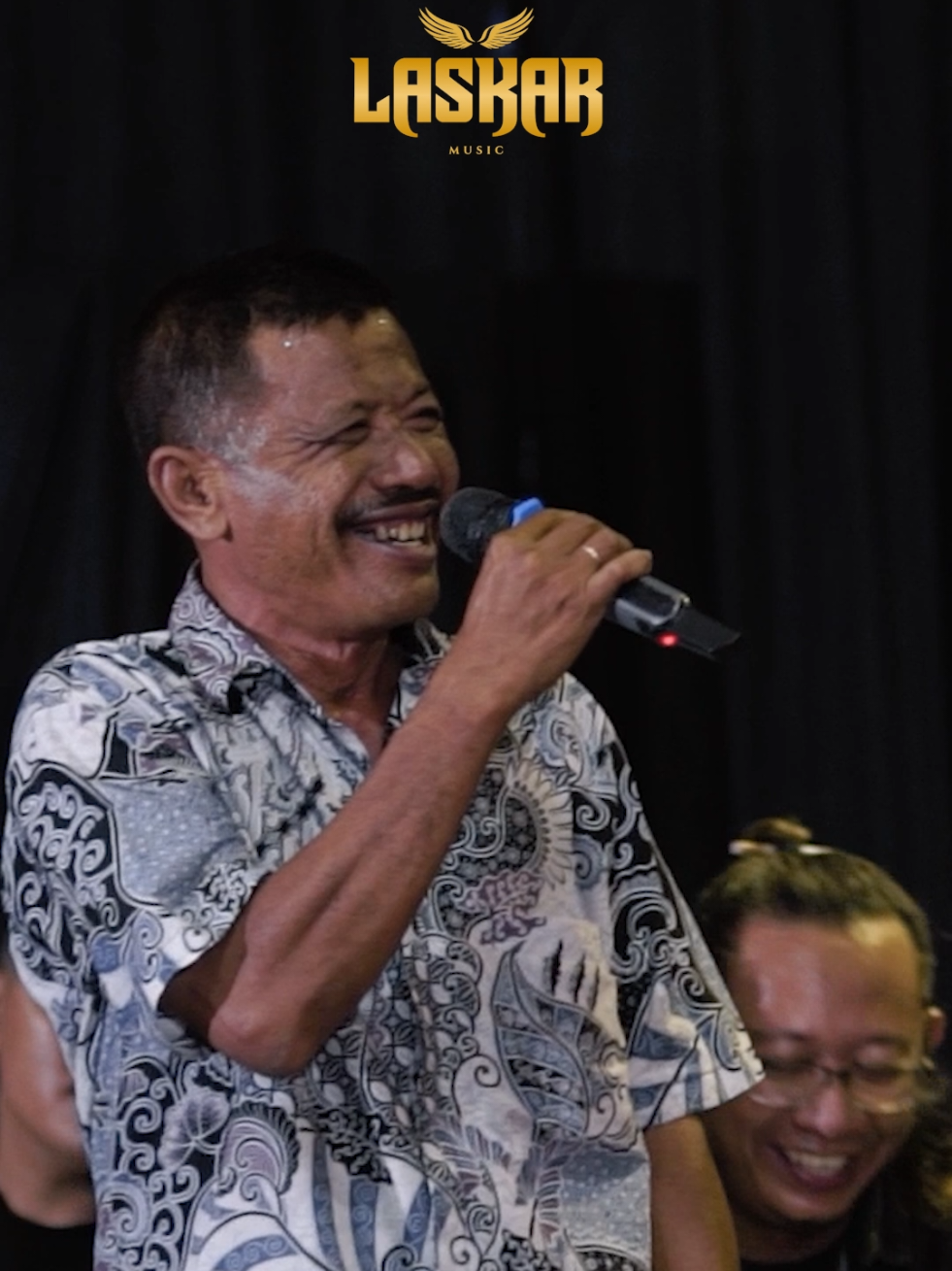 enakne pak lurah gawe guyu kekel ae 🤣 sepertinya dia sayang koncoku 🥲 Full ytc Laskar Music Indonesia  #trending #kabutbiru #dangdutjatim #laskarmusic #cantikanuswantoro 