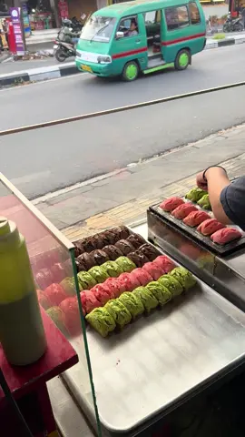 Ready hari ini 3 rasa favorite Coklat,matcha,strowberry Langsung cus ke toko ya.. Jl leuwipanjang 156 bandung #kuliner #makananviral #oleholehbandung #bandung #kuebalok 