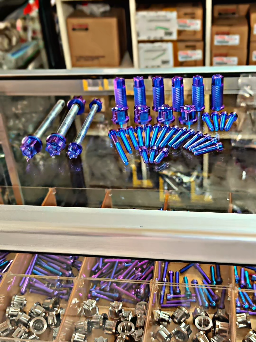 SUDAH READY PAKET BAUT & MUR MESIN SET RX-KING • AS MOUNTING SET 3 PCS BAHAN BESI PILIHAN  • MUR MOUNTING TITANIUM SET 5 PCS • MUR HEAD TINGGI TITANIUM SET 4 PCS • MUR KNALPOT TINGGI TITANIUM SET 2 PCS • MUR BORING CLOSE SET 4 PCS • BAUT BAK KALTER SET 17 PCS • BAUT MEMBRAN SET 4 PCS WARNA TINGGAL REQUEST  😎🔥💨 #rxking135cc #rxkingindonesia #rxking #titanium #restorasi 