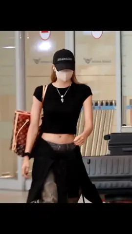 အိမ်က အဝါလုံးလေးတစ်ယောက် World Tour တစ်ဖြတ်နားရင်းနဲ့ Group Album ကို ပြင်ဆင်ဖို့အတွက် တောင်ကိုရီးယားကို ဒီကနေ့ညနေပဲ ပြန်ရောက်လာပါပြီ။ 💛💊 သူ့ကို မြင်တာနဲ့ Labubu အကြောင်းဘဲ  ပြောနေကြတော့ သူရှက်ပြီး ရယ်နေတာ မရပ်တော့ပါဘူး။ 😹 Fan Fan တွေ ဘာပြောလဲ နားထောင်ဖို့ သူ့မှာ  Bose Earbuds လေးကို ချွတ်ပြီးတော့ အချိန်ပေးရသေးတာနဲ့ ကလေးလေးက သူ့ကိုရပ်ကြည့်နေလို့ အသည်းယားပြီး နှုတ်ဆက်ရတာနဲ့ အလုပ်တွေ များနေခဲ့တာ ~ ဒီကြားထဲ ကောင်းကောင်းအနားယူပြီး အရသာရှိတာတွေစားရင်း အားဖြည့်ထားပါနော် ! 🫂🫶🏻#lisa #blackpink #deadlineworldtour #fyp #ရောက်စမ်းfypပေါ် 