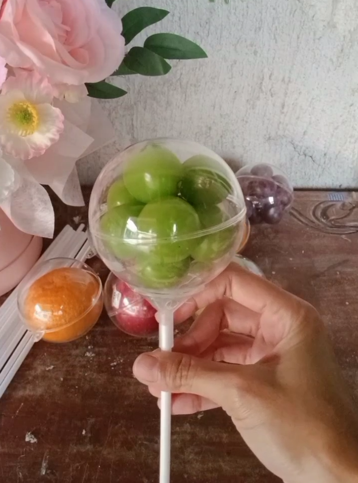 ada yang tau ini bakal jadi apaa😆🤏 . . #buket #buketcirebon #kado #kadounik #buketbuah #buketbuahcirebon #acrylicball 