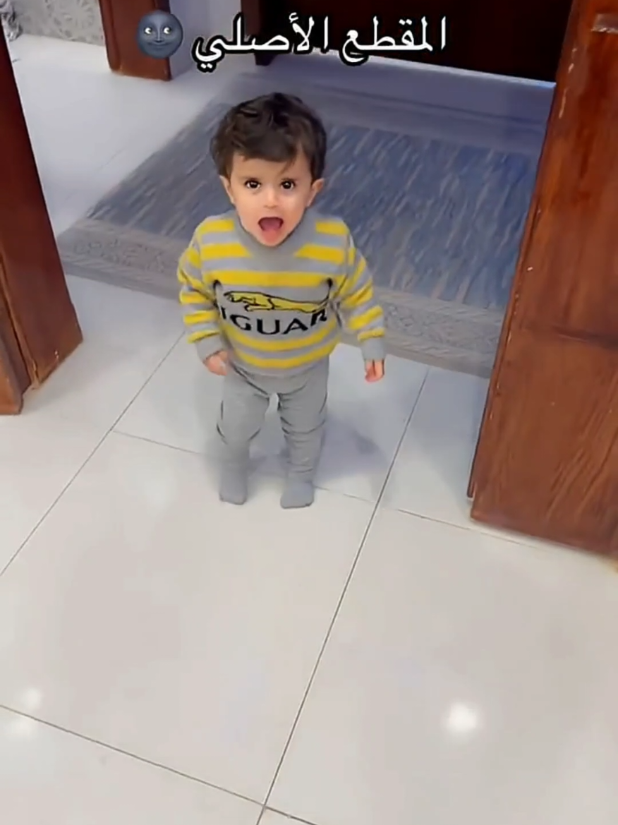 مواقف كوميدية وطرائف مضحكة للأطفال ، طفل يبكي للعب كرة قدم