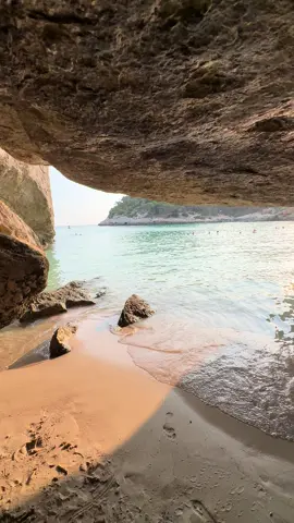 Cala Mitjana y sus cuevas ✨