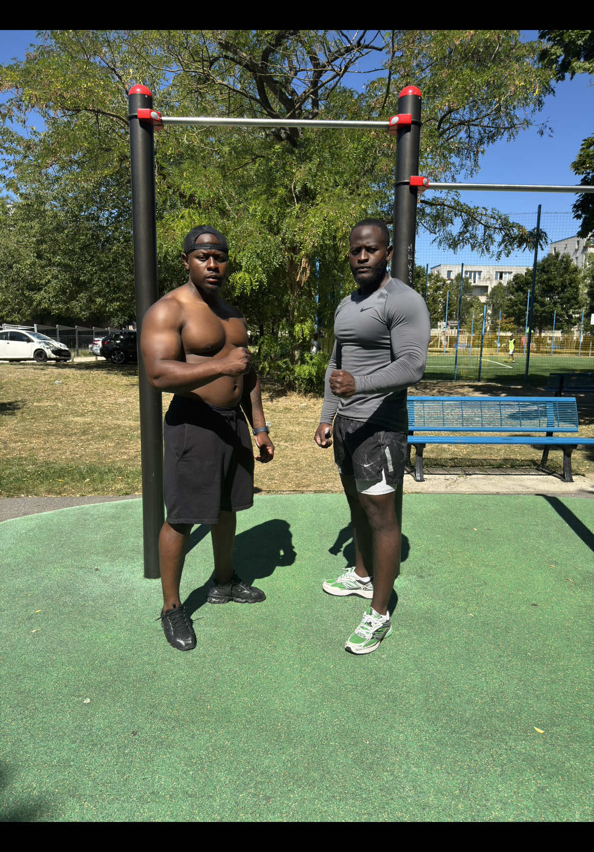 400 pompes, 200 tractions avec mon petit frère… je vous laisse deviner son âge FANIAMA #viralvideos #reels #viralvideos #muscle #fit 