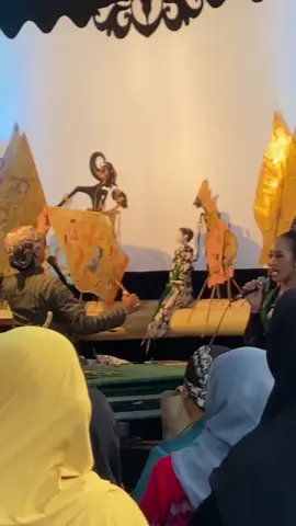 Saparan, tradisi tahunan warga masyarakat lereng gunung Andong, dusun Gogik, Ngablak Magelang. sebagai wujud syukur kepada Tuhan atas segala limpahan karunianya. Salah satu yang menarik yaitu tiap kali pentas wayang usai, yang ditandai dengan tancep kayon, warga masyarakat menyambut dan rebutan nyalami Dalang, Sinden, Wiyaga & Crew sambil mengucapkan 