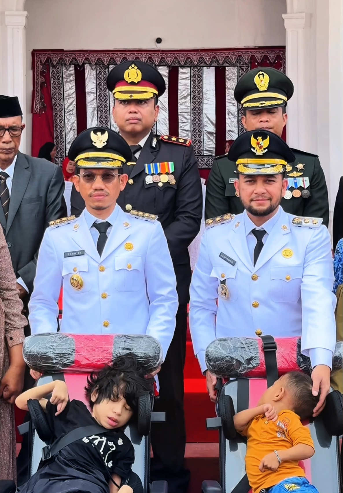 Bupati & Wakil Bupati serahkan kursi roda untuk anak disabilitas Pada hari Kemerdekaan, menjadikan hadiah terindah untuk pejuang kecil Aceh Barat ❤️ #merdeka80 #acehbarat #disabilitas #acehviral 