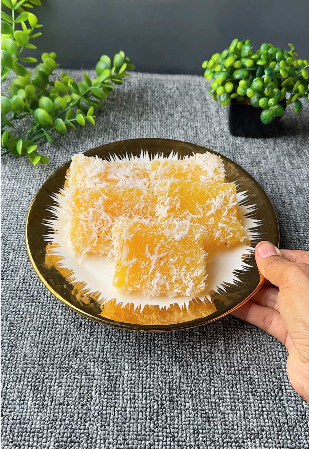 Punya nanas jangan di rujak terus yah 🫶✨ Bahan-bahan: Nanas ukuran sedang 100gram gula pasir 1 sachet agar2 plain 100ml air 3 keping bihun 1/2 sdt garam 1/4 sdt vanili 20 sdm tapioka Pewarna makanan secukupnya Untuk menghaluskan nanas menggunakan: Blender Turbo Type EHM 8001 by @Turbo Home Appliances  #olahannanas #bihunnanas #idejualan #idecemilan #dinapuji95 