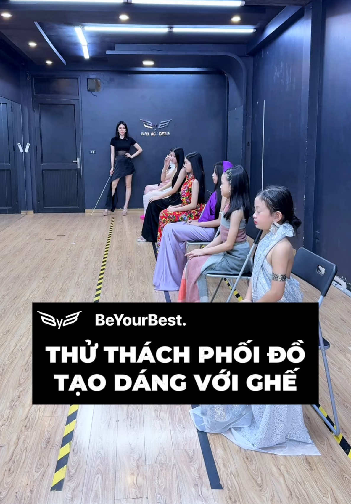 Thử thách tạo dáng với ghế trong trang phục tự phối #bybacademy #daotaonguoimau #thanhhuyennguyen #imentertainment 