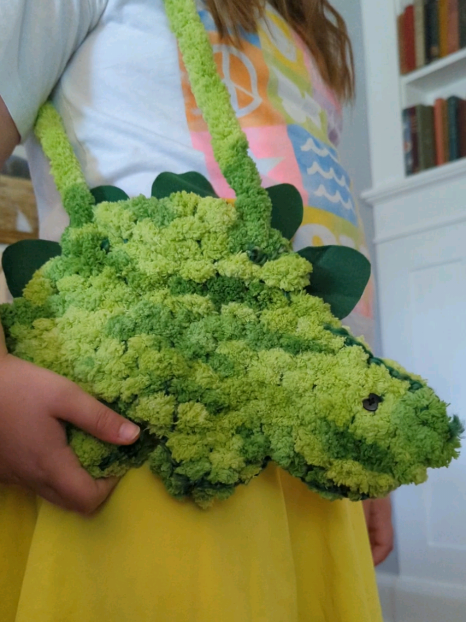 Replying to @lizmft cardboard loom woven dinosaur bag tutorial 🦕 #cardboardcrafts #kidcrafts #easycrafts 