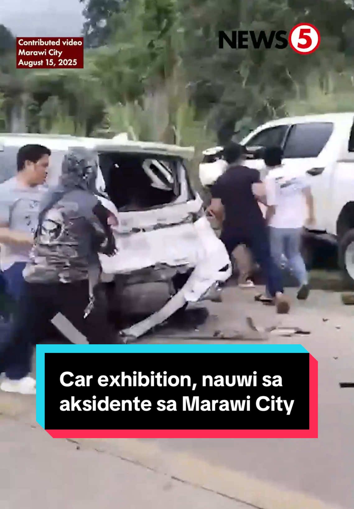 CAR EXHIBITION GONE WRONG Walo ang sugatan matapos mauwi sa aksidente ang umano’y car exhibition ng grupo ng mga lalaki sa Lancaf Diversion Road, Marawi City hapon ng Biyernes, Aug. 15. Makikita sa video na humarurot ang isang puting pick-up truck na minamaneho ng 13-anyos saka maririnig ang pagbangga nito sa nakaparadang SUV. May nadamay pang dalawang motorsiklo sa insidente. Nakikipag-ugnayan na ang pamilya ng driver sa mga nadamay para sa posibleng areglo. Habang nakalabas na sa ospital ang mga sugatan. | via Bryll Montalvo