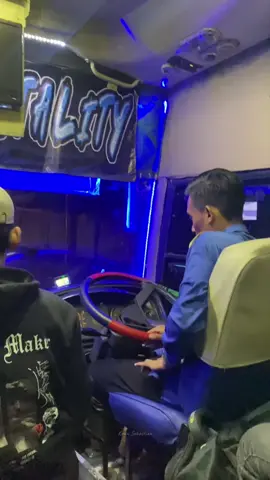 Moment Mas Derryl memberikan bantuan kepada crew Sumber yang lagi perpal Terminal Ngawi Kertonegoro 😍🤩🤗 • • • • • • • • • • • •  Live Di Dalam Cabin  Sumber Selamet W 7003 UZ 'Arjuna Reborn' Rute : Surabaya - Solo - Jogja Video Trip Reportnya Sudah Tayang Di Channel Youtube “Kebasgallery / Kevin Sebastian