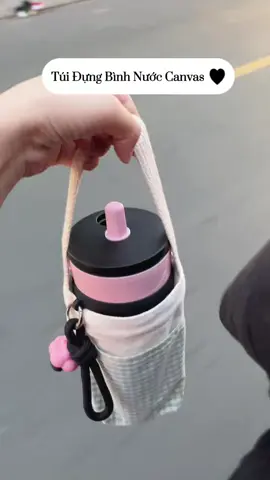 Cùng Mochi mang bình nước đi muôn nơi luôn nè #xuhuong #review #tuicanvasdunglygiunhiet #tuidungbinhnuoc #tuicanvas 