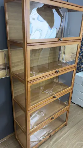 Pusing lihat dapur berantakan? Lemari bambu transparan ini solusinya. Desain minimalis dengan pintu akrilik bening bikin isi terlihat rapi, gampang dicari, dan tetap terlindungi dari debu maupun serangga. Cocok banget untuk simpan peralatan makan atau stok bahan dapur biar lebih tertata. #lemaridapur #rakbambu #dapurrapi #raktransparan #huniannyaman 