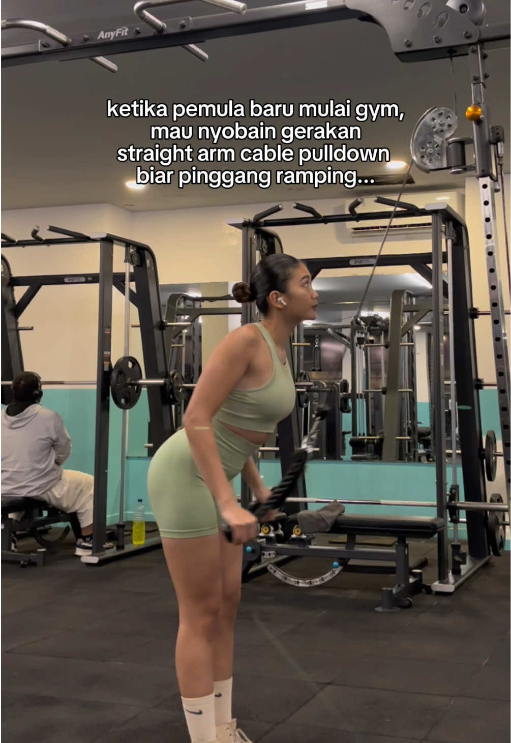 hayoo siapa nih yg ngelakuin straight arm cable pulldown gak berasa di otot back & nariknya msh kyk gini?? tonton sampe abis deh biar gak salah target otot lg & berhasil dapetin pinggang ramping⏳ #backworkout #straightarmpulldown #pullday #gympemula #gym 