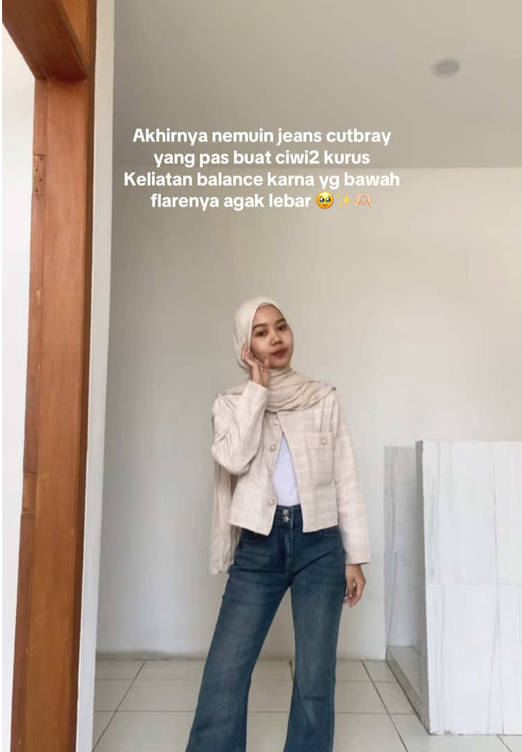 Pokoknya pas bangetttt, ga bikin kaki keliatan kecil dan ga bikin gombrong2 😭🫶🏻 #jeanscutbray #lasiealpha #cutbrayjeans #outfitcewekurus #outfitideas 