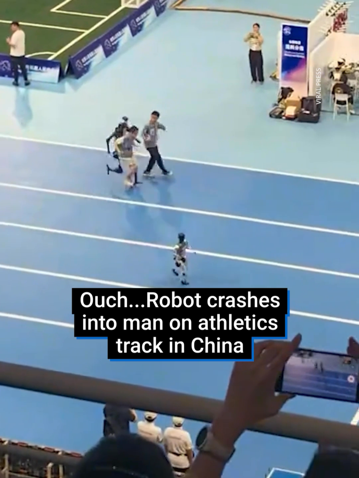 Maybe robots won’t take over us just yet… The humanoid participant accidentally ran into one of the event technicians standing on the track during the 2025 World Humanoid Robot Games in Beijing. #robot #ai #techtokbrazil #humanoid #Beijing