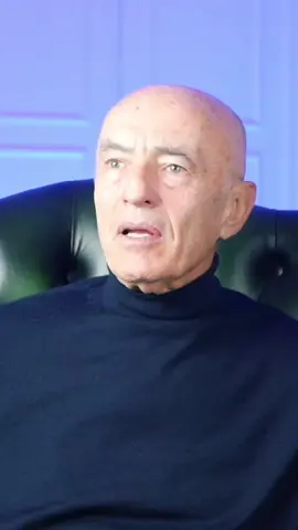 Il tema della fiducia nelle relazioni è centrale. Custodisco questo video da qualche anno, sono più frammenti di diversi video dove il caro Professore Antonino Tamburello (@Antonino Tamburello official) ci parla di Relazioni e della fiducia all’interno della relazione stessa. Oggi lo condivido con voi affinché questo possa “salvarvi la vita” e possiate salvarlo per tornare ad ascoltarlo ogni qualvolta vi starete sentendo “perduti” nell’oscurità del vostro Mondo Interno. Approfitto anche per ringraziare personalmente e di profondo cuore il Prof. Tamburello poiché, pur non sapendolo, ha salvato tante vite. Forse anche la mia! ❤️‍🩹 #dottstefanoguccione #psicologo #psicologia #relazionisane #relazionitossiche           