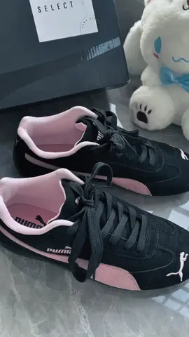 “Sepatu klasik yang lagi naik daun 🚀🔥 Puma Speedcat bikin style makin sporty & keren! Cocok buat daily wear atau dipadukan dengan outfit kasual. Simple tapi elegan 💯👟 #PumaSpeedcat vibes!” #PumaSpeedcat #OOTDSimple #SepatuViral #StreetwearID      