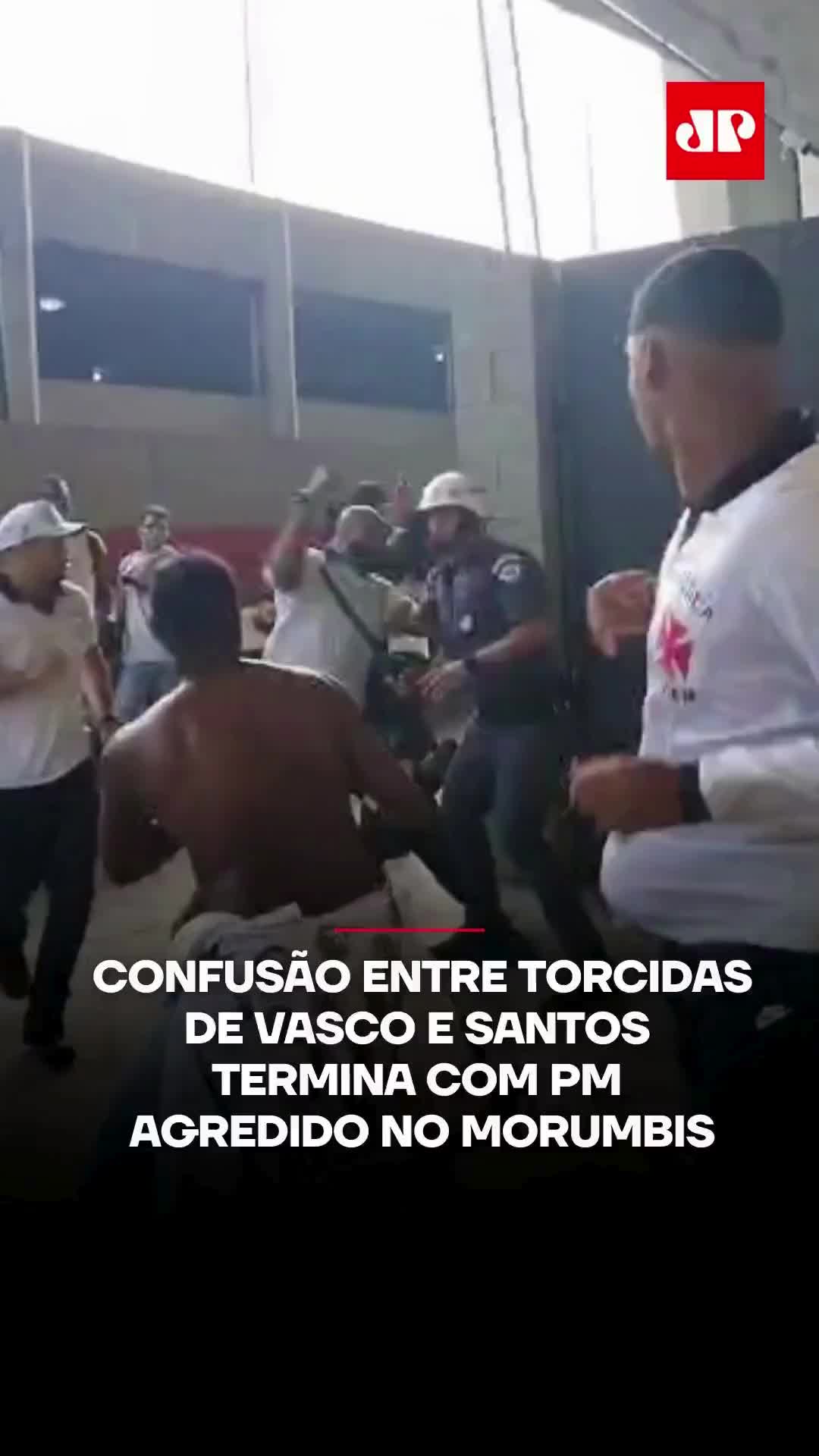 Um policial militar foi agredido por um torcedor vascaíno durante partida entre Santos e Vasco, no domingo (17), no Morumbis, em São Paulo. Vídeo mostra que o PM havia atingido um homem instantes antes de receber um soco na cabeça e cair. O jogo foi marcado por confrontos entre torcidas nas imediações do estádio, com ataques a policiais usando pedras, garrafas e rojões. Um cavalo ficou ferido e uma viatura danificada. Quatro torcedores foram detidos. O policiamento seguiu após o apito final, com escolta das torcidas e delegações para evitar novos episódios. 📺 Confira na JP News e Panflix 📌 Siga o nosso perfil @jovempannews #Santos #Vasco #Violência #Futebol #Morumbis #Polícia