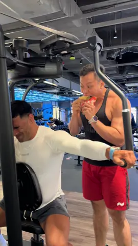 No one dares to eat in front of Olympia Champ 😎 @Ali Bilal 🫱🏻‍🫲🏽