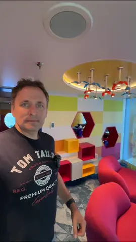 80.000 Dollar pro Woche?? 🤯 Diese Familien-Suite auf der Star of the Seas von Royal Caribbean hat ALLES! Kino, Whirlpool, SPIELZIMMER... sogar eine Rutsche! 🛝 #Familienurlaub #Kreuzfahrt #Luxusurlaub #Reiseziele #UrlaubmitKindern #Reiselust
