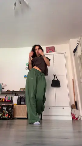 oh my room is way to small for this dance 🙂‍↕️//dc: @Zoe Baptiste  #dancer #fürdich #dancetrend2025 #fyp #choreography 