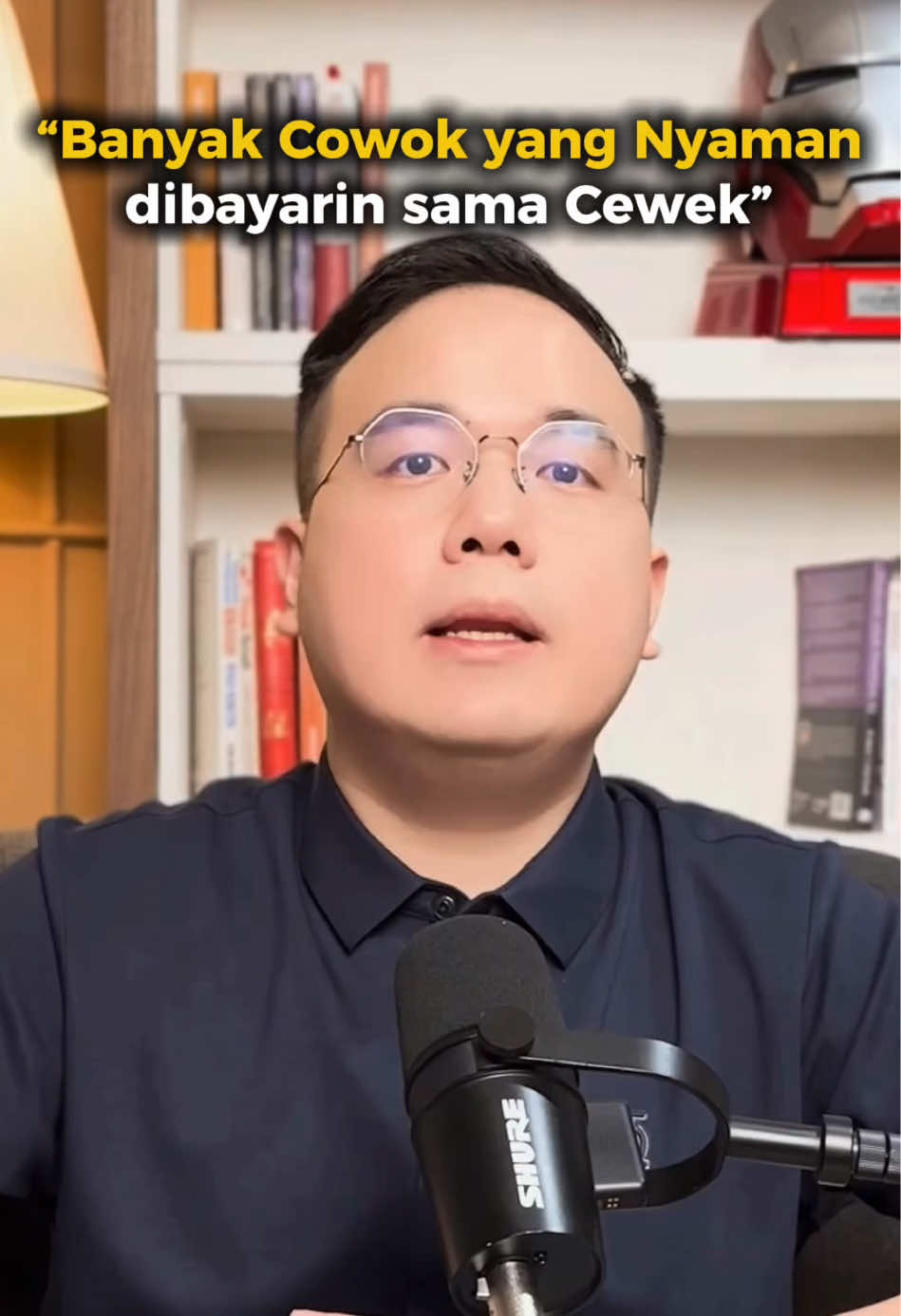 Kenapa banyak cowok sekarang nyaman dibayarin cewek? Lo kira itu romantis? Engga, bro. Itu bikin harga diri lo hancur pelan-pelan. Makan dibayarin. Bensin dibayarin. Tagihan pun ditutupin cewek. Lo bangga bilang: “Dia sayang sama gue.” Padahal lo cuma numpang hidup. 📊 Riset hubungan:  pasangan yang sehat secara finansial → kontribusinya seimbang. Bukan cowok jadi beban. Inget, setiap kali cewek lo yang bayarin, respect dia ke lo turun. Lo pikir dia bakal sabar selamanya? Sampai suatu hari dia ketemu cowok yang bener-bener tanggung jawab… dan lo cuma bisa nonton dari jauh. Kalau mau dihargai: ✅ Biayai diri lo sendiri dulu ✅ Naikkan penghasilan ✅ Cari skill baru ✅ Tunjukin lo bisa ngasih rasa aman, bukan nambahin beban Ganteng itu bonus. Tanggung jawab itu harga mati. Kalau lo gak bisa biayain diri lo sendiri, jangan kaget kalau suatu hari lo kehilangan segalanya.