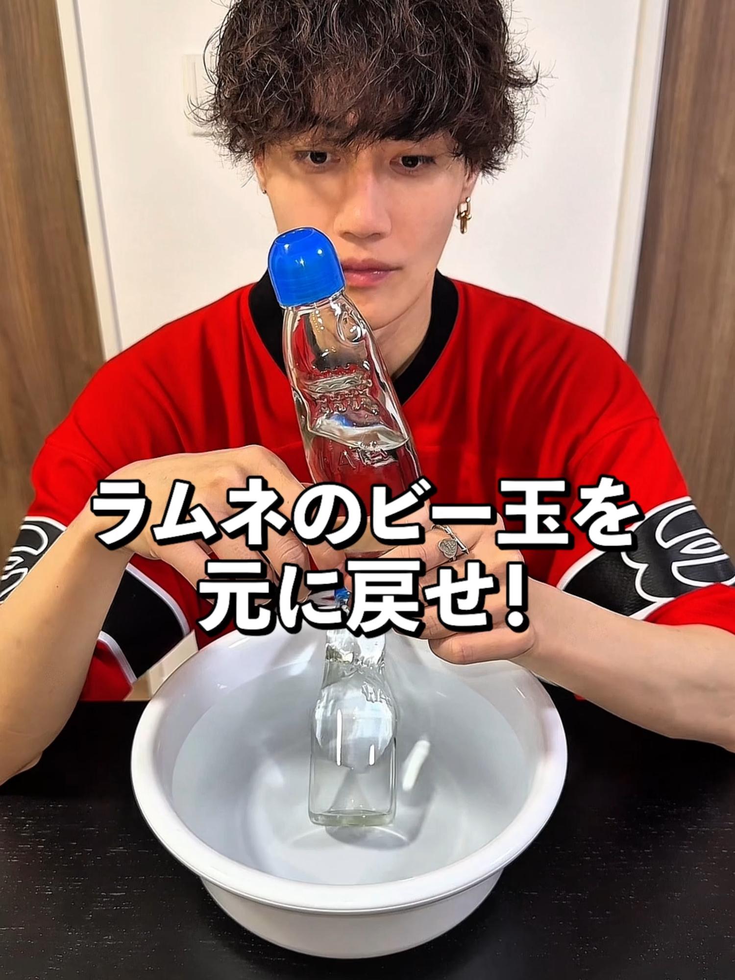 親友にラムネのビー玉を元の位置に戻すチャレンジさせてみたww